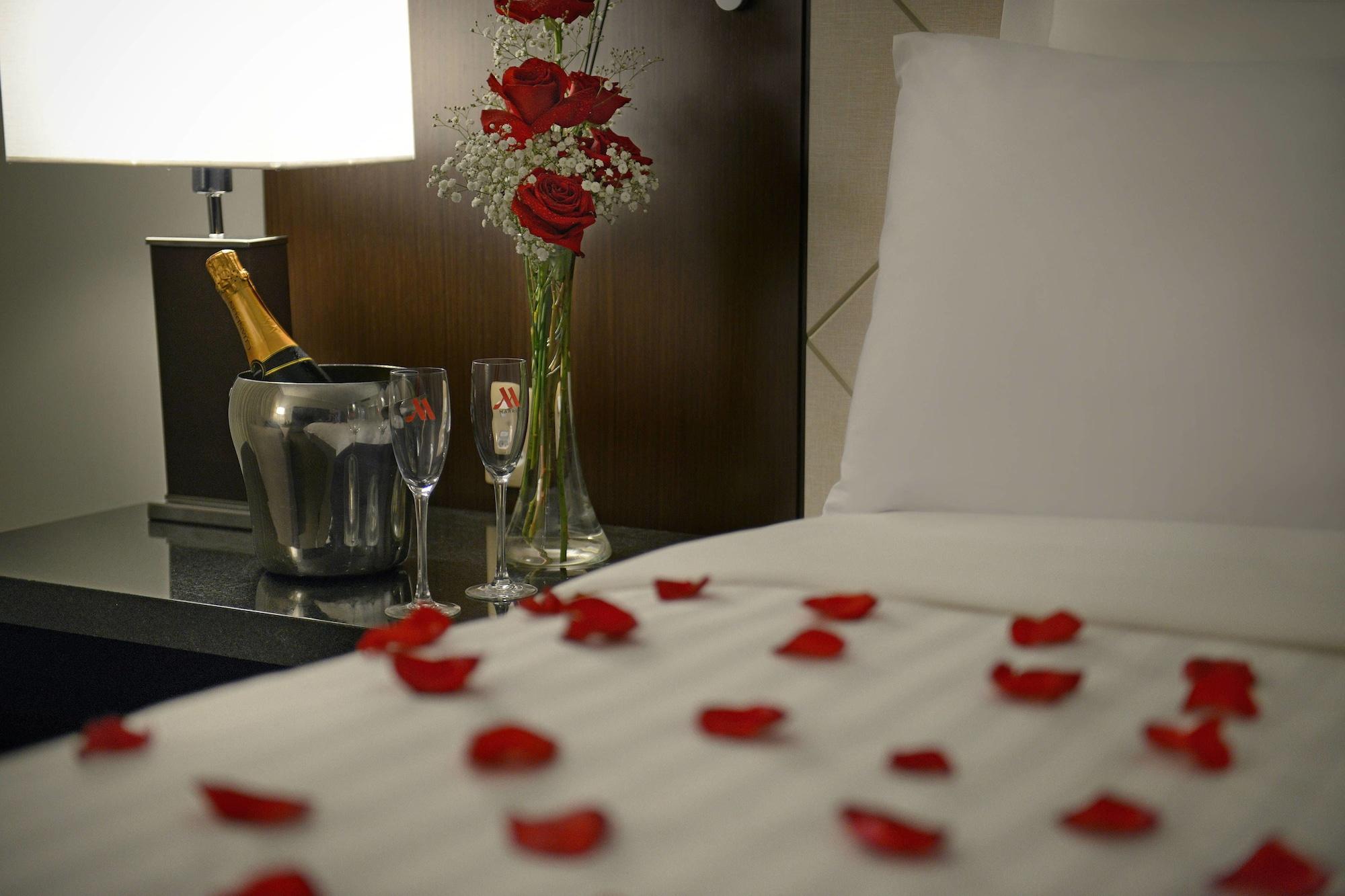 Marriott Sao Paulo Airport Hotel Guarulhos Eksteriør billede A bed with rose petals